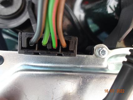 Motor power connector